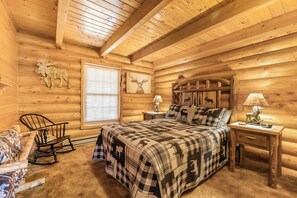 4 bedrooms, WiFi, bed sheets - Gnarly Bear - 21 Miles to Yellowstone - Firepit - wifi (Island Park)