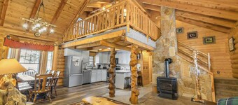 Gnarly Bear Sleeps 12 - 21 Miles to Yellowstone - Hot Tub - Firepit - WiFi