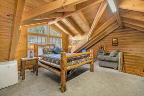 Interior - Gnarly Bear - 21 Miles to Yellowstone - Firepit - wifi (Island Park)