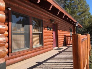 Exterior detail - Gnarly Bear - 21 Miles to Yellowstone - Firepit - wifi (Island Park)