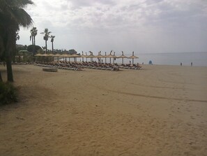 Playa en los alrededores y toallas de playa 