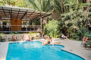 Outdoor pool, pool loungers - Believe Surf & Yoga Lodge Santa Teresa - Hostel (Cóbano)