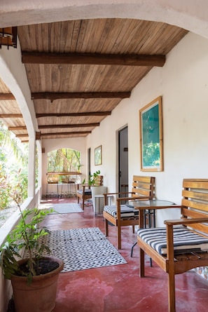 Terrace/patio - Believe Surf & Yoga Lodge Santa Teresa - Hostel (Cóbano)