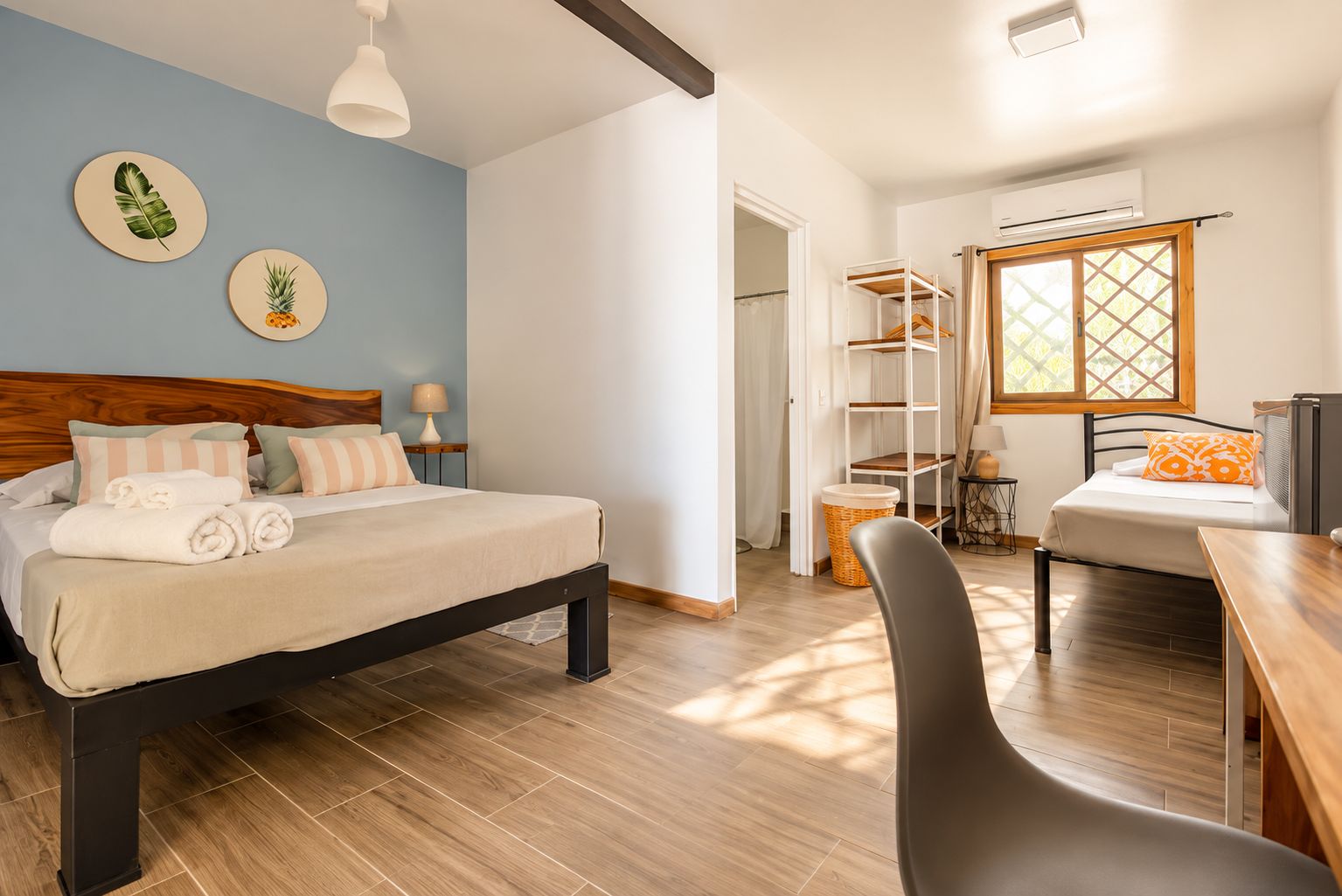 Un dormitorio con cama, mesita de noche, lámpara y ventana con vistas.