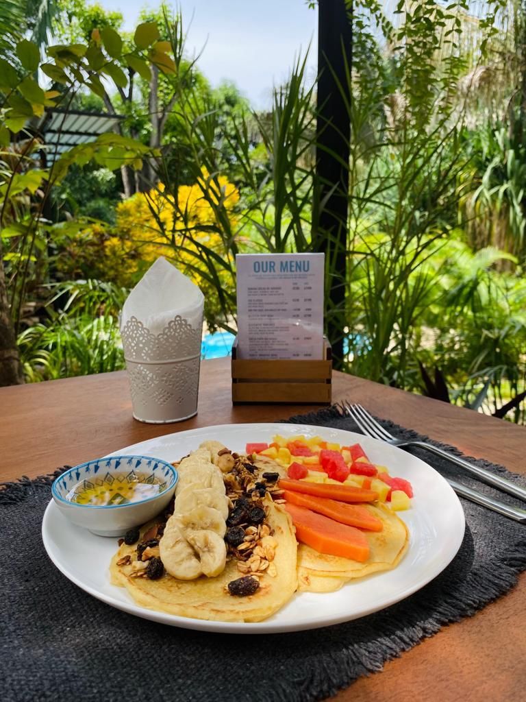 Une assiette de nourriture avec un panneau indiquant le menu en arrière-plan.