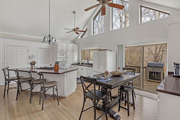 Fridge, microwave, oven, stovetop - Bee Tree Retreat - Mr. Lake Lure Vacation Rentals (Lake Lure)