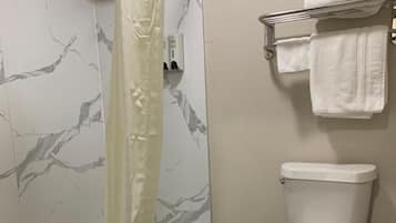 Bañera, secador de pelo, toallas, jabón
