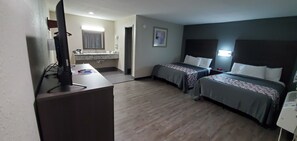Habitación doble estándar, 2 camas Queen size | Escritorio, espacio para trabajar con laptop y cortinas blackout 