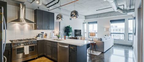 Refrigerador, microondas, horno y parrilla de estufa