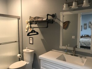 Shower, hair dryer, towels, soap - Casa Di Cass holiday home (Ephrata)