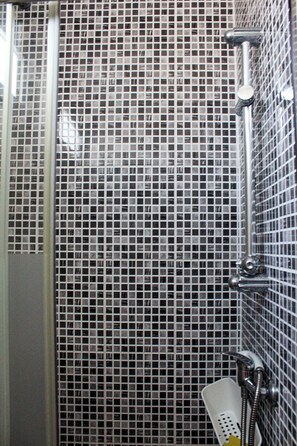 Douche, sĂšche-cheveux, serviettes fournies, papier toilette