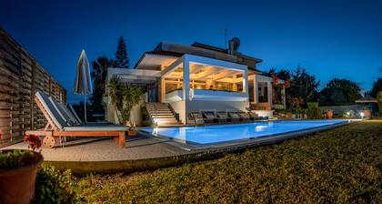 Rhodes Town, ylellinen 4 makuuhuoneen huvila, oma uima-allas, 10 henkilöä