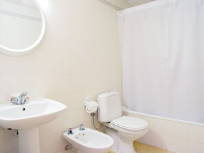 Een bad, een haardroger, handdoeken