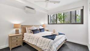 2 bedrooms, desk, iron/ironing board, WiFi