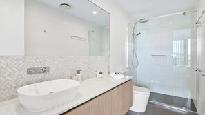 Articles de toilette gratuits, sèche-cheveux, serviettes fournies