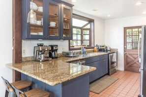 Een koelkast, een magnetron, een vaatwasser