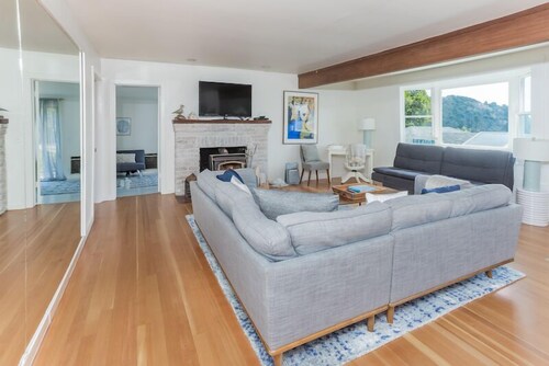 Cozy Hillside Cottage with Fenced Garden