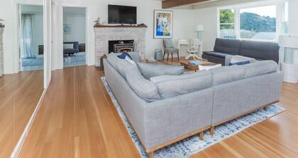 Cozy Hillside Cottage with Fenced Garden