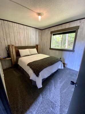 5 bedrooms, WiFi, bed sheets