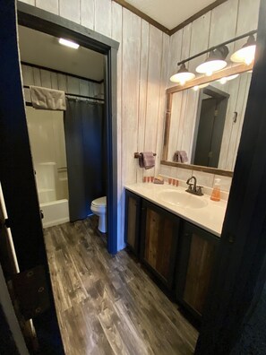 Combined shower/bathtub, towels, soap, shampoo