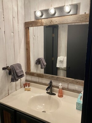 Combined shower/bathtub, towels, soap, shampoo