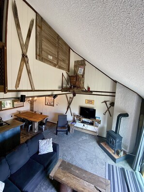 Fernseher, Kamin, DVD-Player