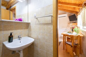 Douche, serviettes fournies, savon, papier toilette