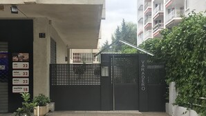 Una entrada con portón a un edificio, con un letrero que dice "VARADERO" y una pequeña escalera que lleva a un nivel superior.