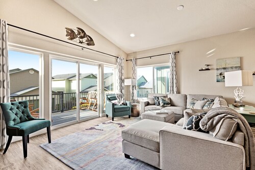 Beachy dog-friendly home, w/ ocean views, easy beach access, & private hot tub