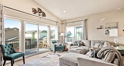 Beachy dog-friendly home, w/ ocean views, easy beach access, & private hot tub