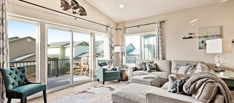 Beachy dog-friendly home, w/ ocean views, easy beach access, & private hot tub