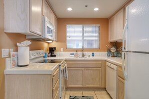 Een koelkast, een magnetron, een oven, een kookplaat