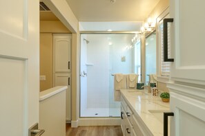Combined shower/bathtub, hair dryer, towels - Spacious & Modern Downtown Pismo Beach Townhouse (Pismo Beach)