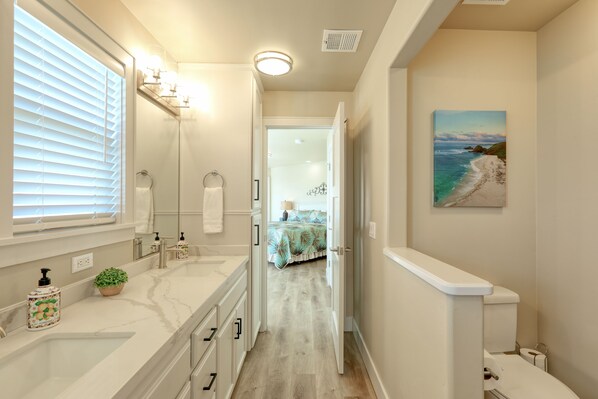 Combined shower/bathtub, hair dryer, towels - Spacious & Modern Downtown Pismo Beach Townhouse (Pismo Beach)