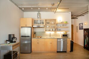 Fridge, microwave, stovetop, dishwasher