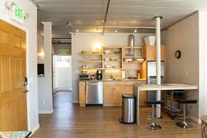 Een koelkast, een magnetron, een kookplaat, een vaatwasser