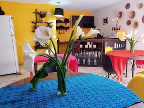 Habitación clásica doble | Cocina privada | Microondas en la zona común, horno y utensilios de cocina