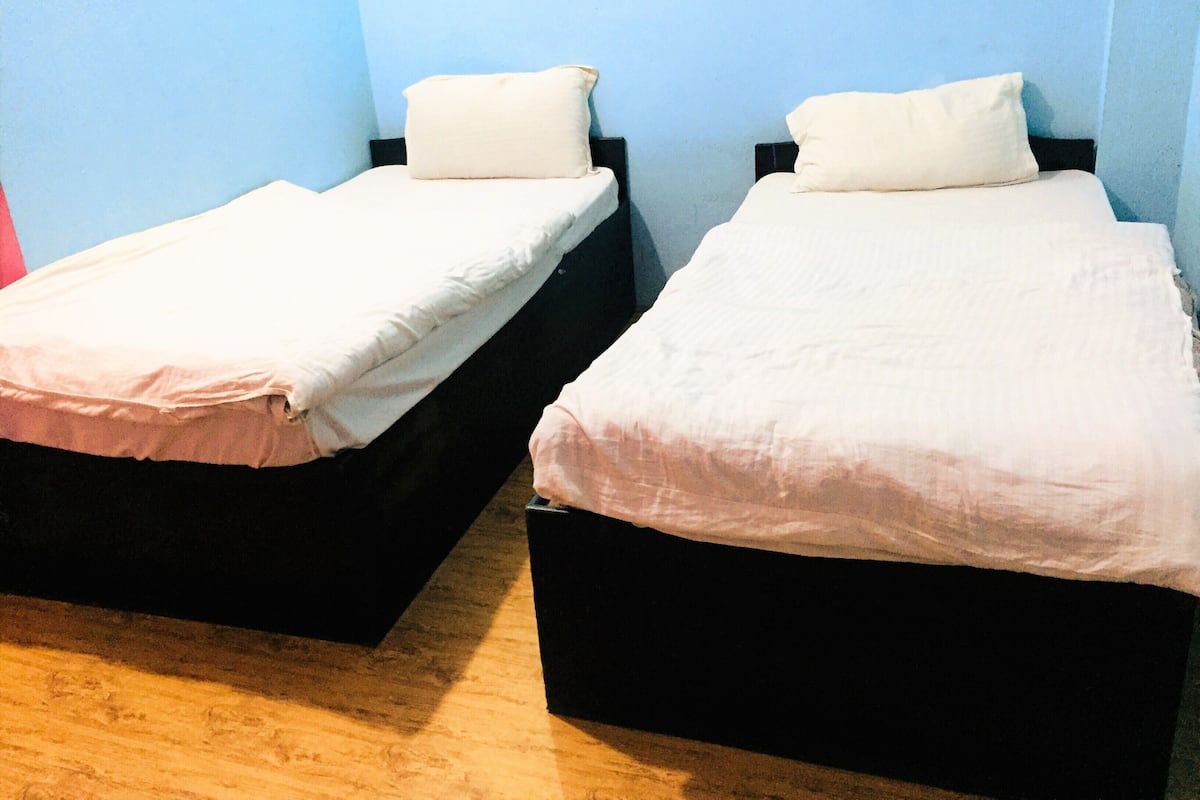 2 habitaciones, tabla de planchar con plancha y wifi gratis