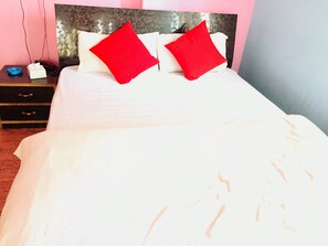 Tabla de planchar con plancha, wifi gratis, ropa de cama