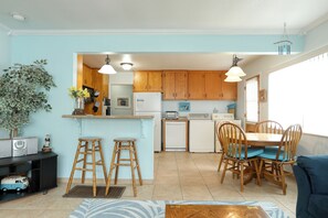 Dining - 331 San Luis Avenue: 2  BR, 1  BA Duplex in Pismo Beach, Sleeps 4 (Pismo Beach)