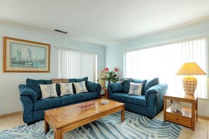 TV, DVD player, stereo - 331 San Luis Avenue: 2  BR, 1  BA Duplex in Pismo Beach, Sleeps 4 (Pismo Beach)