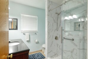 Combined shower/tub, towels