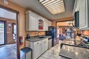 Kylskåp, mikrovågsugn, spishäll och diskmaskin