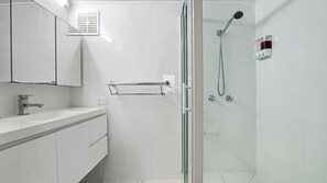 Combined shower/tub, towels - Chiswell Place Unit 7, 31 Warne Tce (Kings Beach)