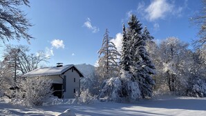 A snow-covered landscape with a house and trees. - Holiday house with 2 bedrooms, terrace and balcony, 150 m² (Inzell)