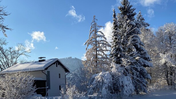 A snow-covered landscape with a house and trees. - Holiday house with 2 bedrooms, terrace and balcony, 150 m² (Inzell)