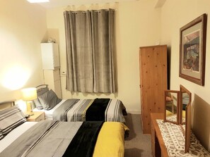 2 Schlafzimmer, Schreibtisch, Bügeleisen/Bügelbrett, kostenloses WLAN