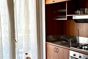 Frigorífic, forn i una taula de menjador 