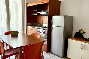 Frigorífic, forn i una taula de menjador 