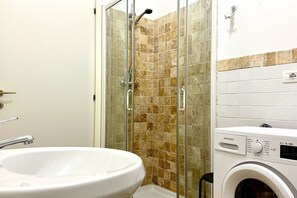 Shower, bidet, towels - S179 - Sirolo, fully equipped three-room apartment in one hundred (Sirolo)